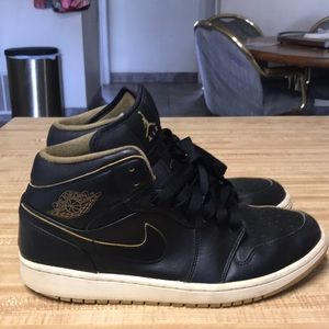 Jordan 1 Retro Mid Black Metallic Gold